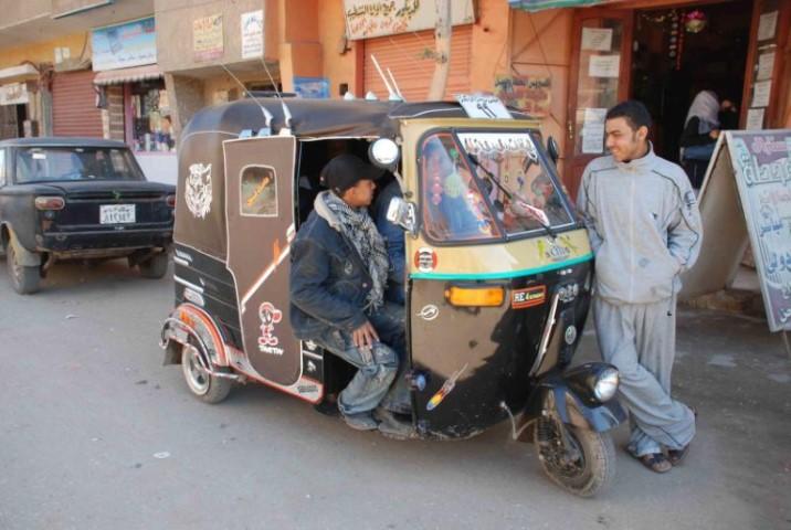 فتاة تنهي حياة شاب بسبب أولوية ركوب (توك توك) في مصر