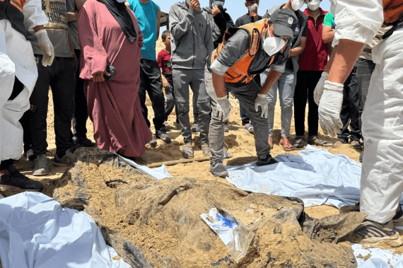 موقع بريطاني: هكذا تجاهل إعلام الغرب خبر المقابر الجماعية بغزة