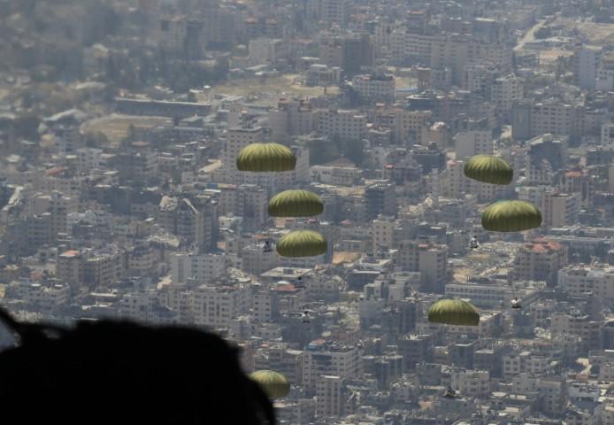 الأردن ينفذ 7 إنزالات جوية لمساعدات على شمال غزة بمشاركة دولية