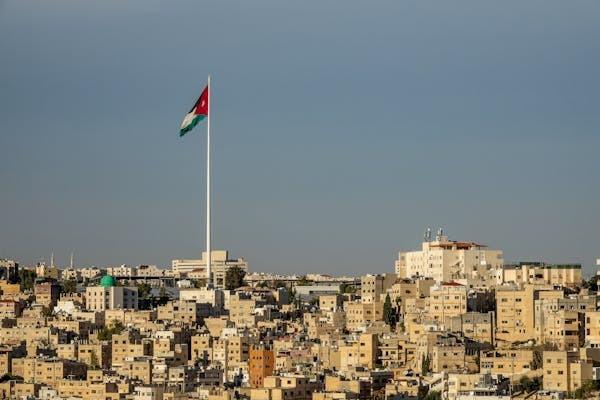 الأردن.. توضيح حكومي بخصوص ازدواجية العمل