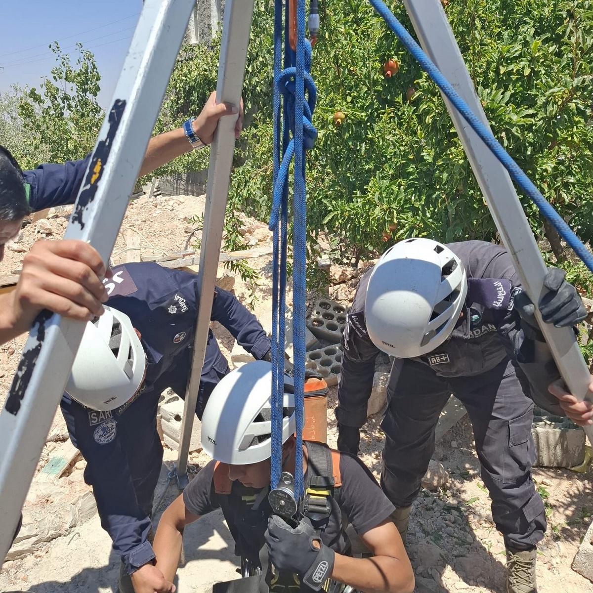 إنقاذ شخص سقط ببئر ماء فارغ في إربد 