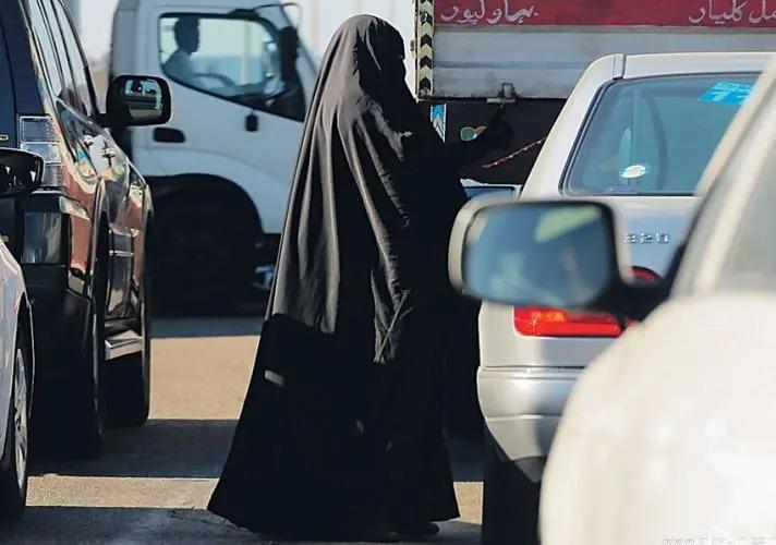 السعودية: القبض على أردنية تمارس التسوُّل - فيديو