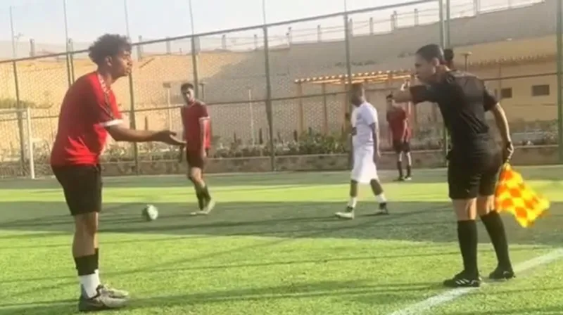 فيديو طريف لحاملة راية ترد على لاعب غاضب في دوري مصر