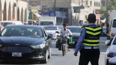 السير يدعو السائقين لإبعاد المركبات المعطلة عن الشارع العام